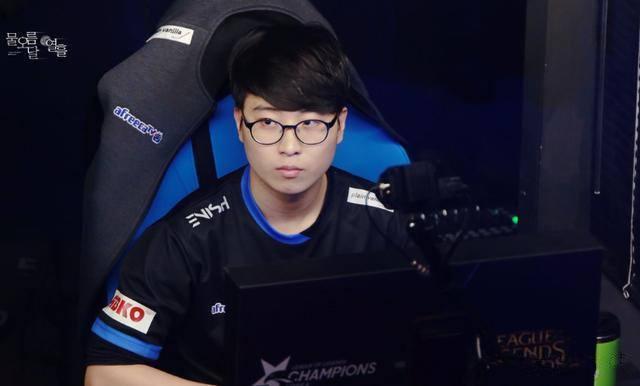 而且极具威 而且极具威